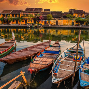 Hoi An explora el campo en scooter eléctrico por la mañana