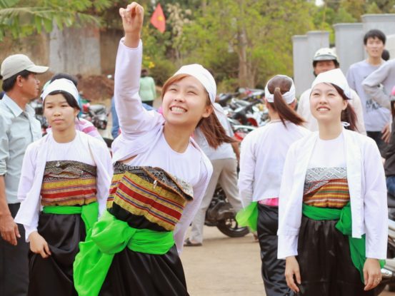 Trajes-tradicional-de-grupo-etnico-Muong-en-Vietnam