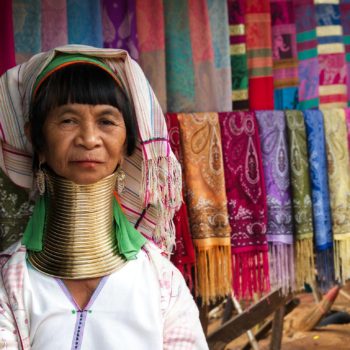 Bangkok - Chiang Rai, visita pueblo de mujeres jirafas, templo azul, triángulo del Oro.
