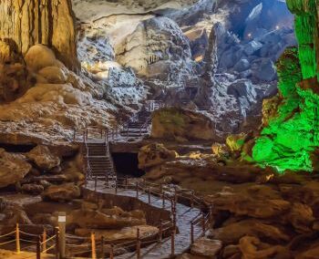 Cueva Sung Sot en la bahía de Ha Long