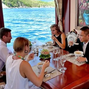 Cena en Crucero al Atardecer