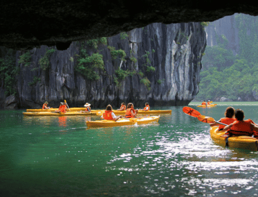 Remando entre gigantes en Halong