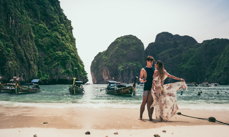 pareja en la playa de phuket